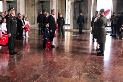 Türkiye 23 Nisan'ı kutluyor! Anıtkabir'e ziyaretçi akını