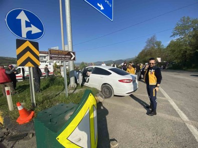Zonguldak'ta Direksiyon Hakimiyetini Kaybeden Sürücü Direge Çarpti