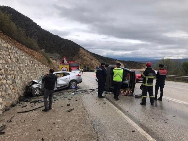 Çorum’da 2 araç çarpıştı: 3 ölü, 2 yaralı