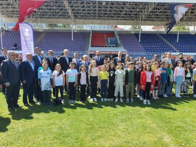 Aksehir Belediyesi'nden Çocuklara Bayram Senligi