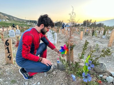 Depremde Ölen Çocuklarin Mezarlarina Rüzgar Gülü Biraktilar