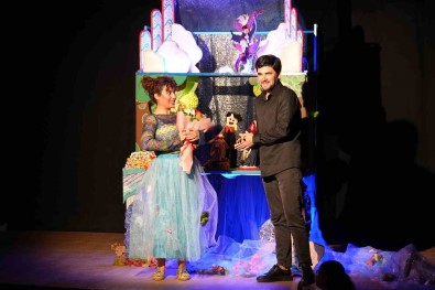Tarsus Sehir Tiyatrosu 'Masal Günleri' Adli Çocuk Oyununu Sergiledi