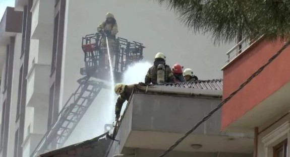 Pendik'te 3 katlı 2 binanın çatısı alev alev yandı