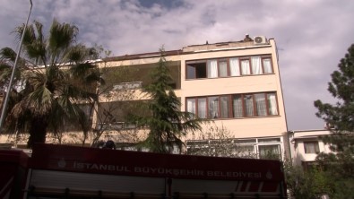 Bakirköy'de 5 Katli Binanin Çati Katinda Korkutan Yangin