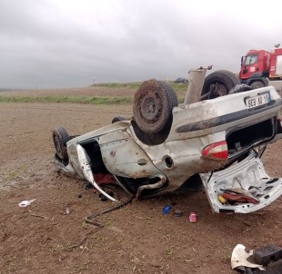 Kontrolden Çikan Otomobil Tarlaya Devrildi Açiklamasi 5 Yarali