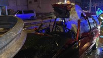 Otomobil Bariyerlere Saplanip Parçalandi Açiklamasi 3 Kisi Yaralandi