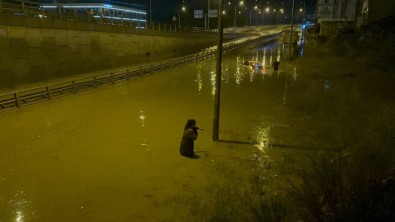 Araçlar Yagmur Sularinin Içinde Kaldi