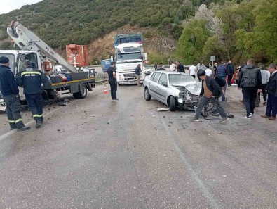 Egirdir'de Kamyonet Ile Otomobil Çarpisti Açiklamasi 5 Yarali