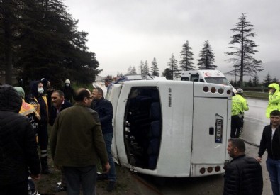 Isparta'da servis midibüsü devrildi: 17 kişi yaralandı