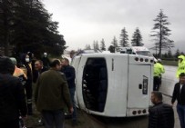  ISPARTA TRAFİK KAZASI - Isparta'da servis midibüsü devrildi: 17 kişi yaralandı