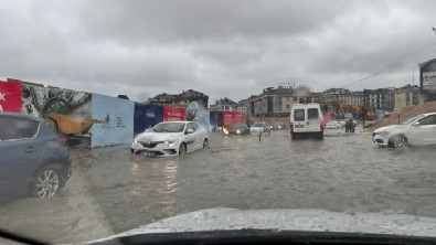 İstanbul'da sağanak yağış kenti göle çevirdi