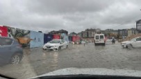  İSTANBUL'DA SAĞANAK - İstanbul'da sağanak yağış kenti göle çevirdi