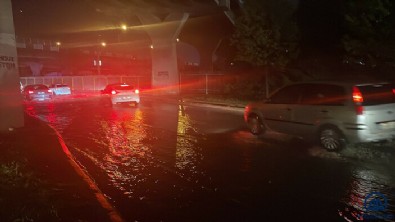 İzmir'de sağanak sokakları göle çevirdi