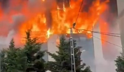 Küçükçekmece'de Yeni Akit Gazetesi binasında yangın