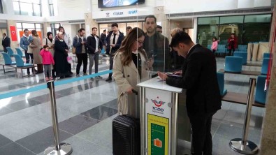 Yozgat'ta YHT'nin Ilk Ücretsiz Yolculari Ankara Ve Sivas'a Hareket Etti
