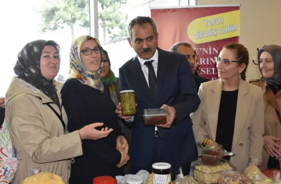 Bakan Özer kadınlara müjdeyi verdi