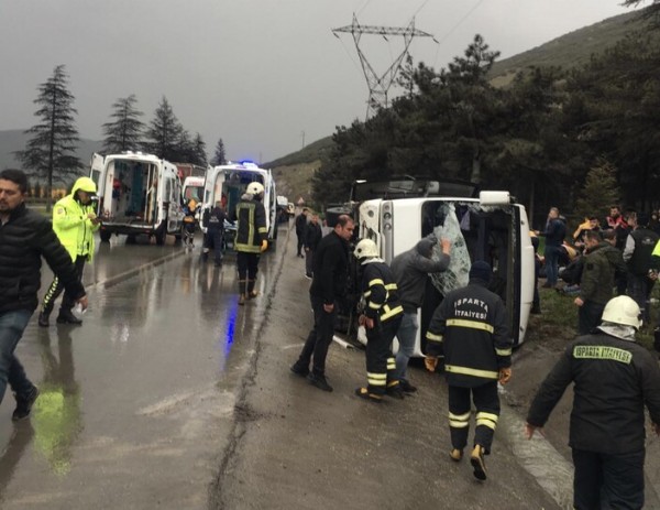 Isparta'da servis midibüsü devrildi: 17 kişi yaralandı