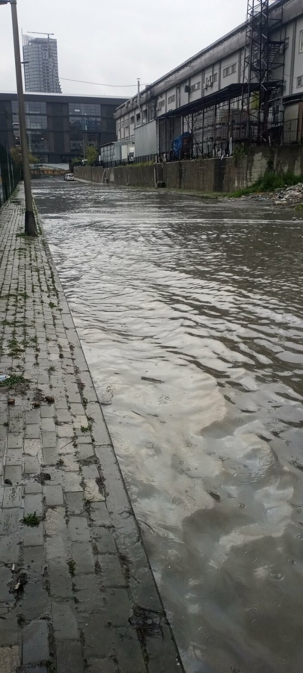 İstanbul'da sağanak yağış kenti göle çevirdi