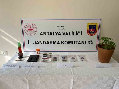 Antalya'da Turizm Bölgelerindeki Uyusturucu Ticaretine Operasyon Açiklamasi 16 Gözalti