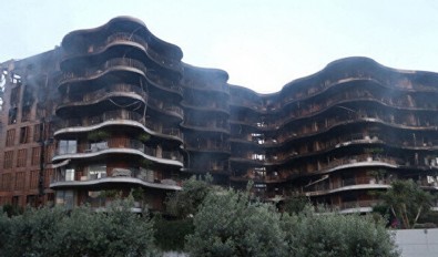 İzmir'de sitede çıkan yangın kontrol altına alındı