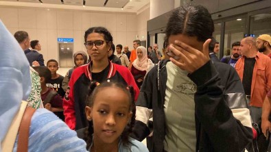 Sudan'dan Tahliye Edilen Türk Vatandaslari Askeri Uçakla Istanbul'a Getirildi