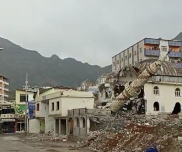 Batman'da Çökme Tehlikesi Bulunan Yarim Asirlik Minare Kontrollü Olarak Yikildi