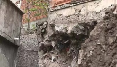 Eyüpsultan'da istinat duvarı çöktü: 5 bina tahliye edildi