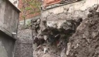Eyüpsultan'da istinat duvarı çöktü: 5 bina tahliye edildi