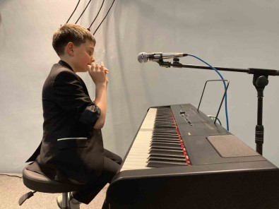 Plastik Fabrikrasindan Çalisanlarinin Çocuklarina Müzik Okulu