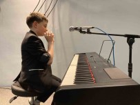 Plastik Fabrikrasindan Çalisanlarinin Çocuklarina Müzik Okulu