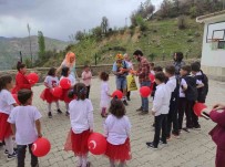 Seyyar Tiyatro Ekibi Köy Köy Dolasarak Çocuklarin Yüzünü Güldürüyor Haberi
