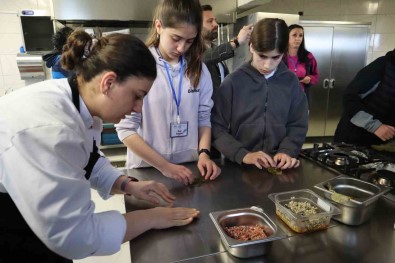 Yabanci Ögrenciler Yaprak Sarma Ve Manti Yaptilar