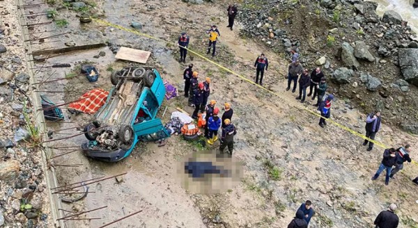 Rize’de otomobil dereye uçtu! 4 kişi hayatını kaybetti