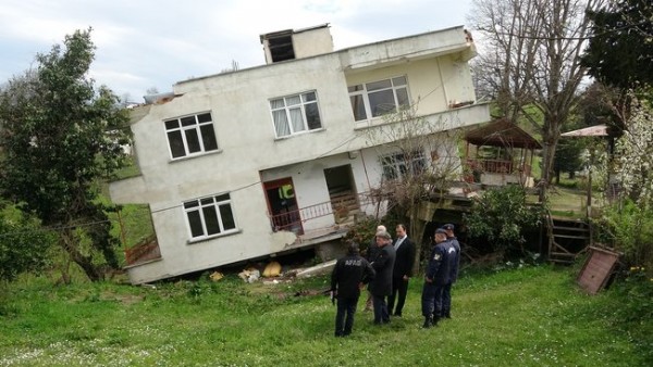Yer Ordu: Heyelanda bir ev yan yattı!