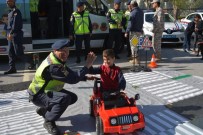 Izmir'de Jandarmadan Depremzede Çocuklarla Trafik Etkinligi