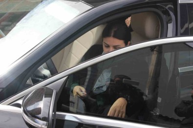 AK Partili Kadin Aday, Seçim Kampanyasini Kendi Kullandigi Araciyla Yapiyor