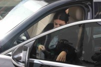 AK Partili Kadin Aday, Seçim Kampanyasini Kendi Kullandigi Araciyla Yapiyor