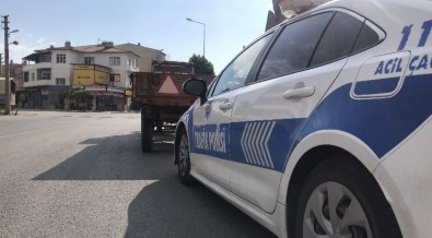 Ehliyetsiz Traktör Sürücüsü Polisten Kaçamadi