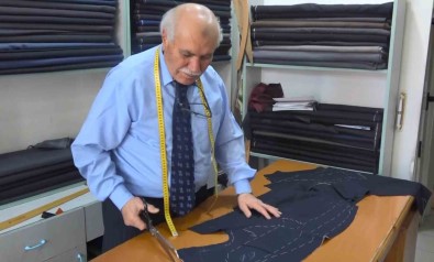 Elleri Ile Diktigi Kiyafetlerle Yarim Asirdir Ekmek Parasini Kazaniyor