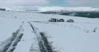  VAN KAR - Nisan ayında kar sürprizi: Araçlar yolda mahsur kaldı