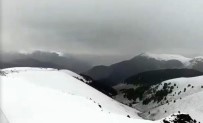 Nisanda Kar Sürprizinin Yasandigi Ardahan'da Araçlar Yolda Kaldi Haberi