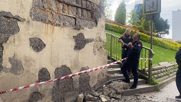 Uzmanlar uyarmıştı: İstanbul'da bir köprünün daha betonları döküldü itfaiye alarma geçti
