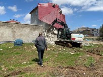 Depremde 1 Kisinin Öldügü, 2 Binanin Yikildigi Tufanbeyli'de 79 Bina Hasarli Çikti