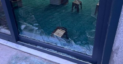 Kadıköy'de provokasyon: Kur'an kursunun camlarını tekmeleyerek kırdı