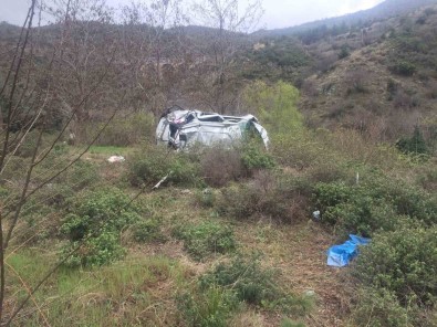 50 Metrelik Sarampole Yuvarlanan Otomobilde 2'Si Agir, 3 Kisi Yaralandi