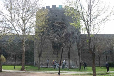 Depremde Zarar Gören Diyarbakir Surlarinda Moloz Ayristirma Ve Belgeleme Çalismalari Basladi