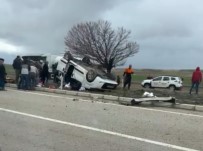 Elektrik Diregine Çarpan Otomobildeki 5 Kisi Yaralandi