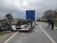 Izmir'de Kamyonla Tir Çarpisti Açiklamasi 1 Ölü