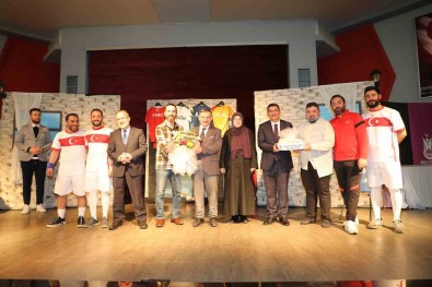 Manisa'da 15 Temmuz Sehitleri Tiyatroyla Anildi