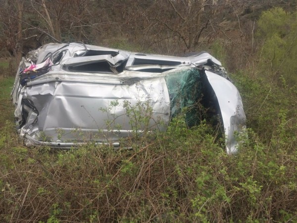 Bilecik'te otomobil yuvarlandı! Yaralılar var